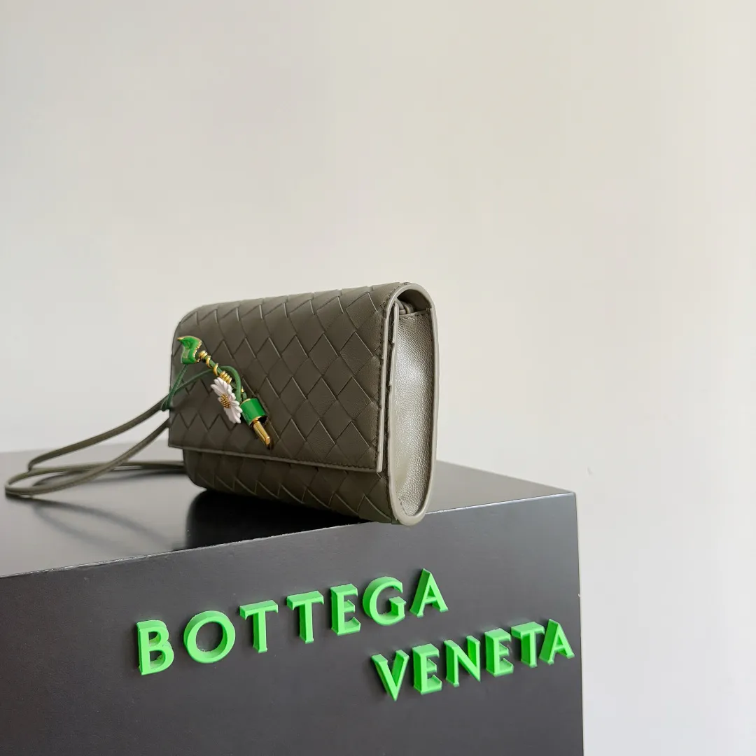 Batch 1560 Bottega Veneta2025 new product Daisy Andiamo bag, classic woven crossbody bag, thin shoulder strap is more casual, especially the small pendant design this time, daisy + green leaves + small gold chain, add a playful and smart look to the tough leather🌼Metallic button and knot closure, simple but not simple, elegant texture, elegant weaving attitude. You can also decide how to carry the bag according to your outfit and occasion. It can be used as a clutch bag, shoulder bag, or crossbody bag. It has a high usage rate. 😊Pair it with a simple skirt to instantly become relaxed and fashionable. Pair it with a smart suit to neutralize the formal feeling. It can be used for commuting and dating! Style number: 838870 (836940) Size: 19*12.6*2cm